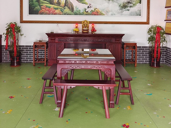 紅花梨八仙桌搭配神臺(tái)